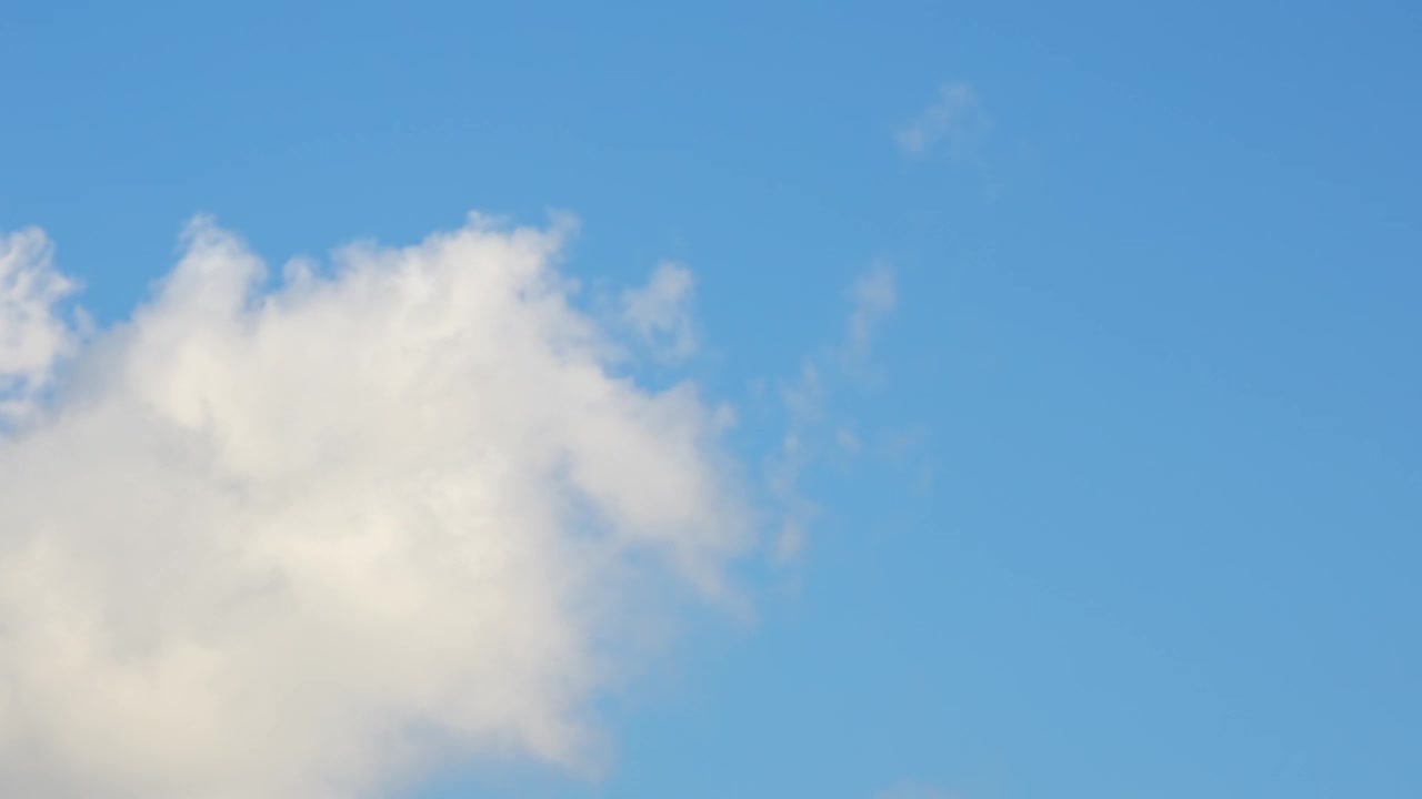 飞机飞过头顶，蓝天白云为背景视频下载
