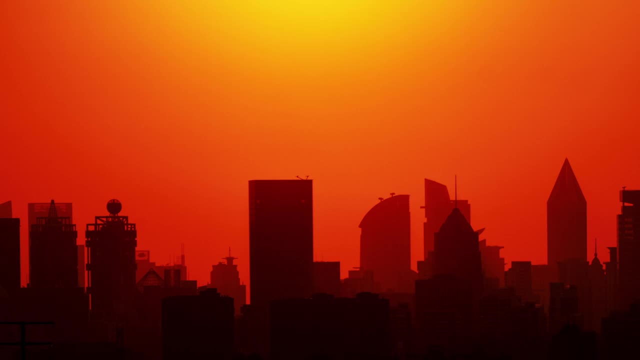 夕阳下的城市剪影，延时拍摄。视频下载