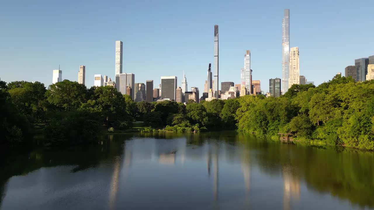 鸟瞰美国纽约市中央公园和亿万富翁街视频素材