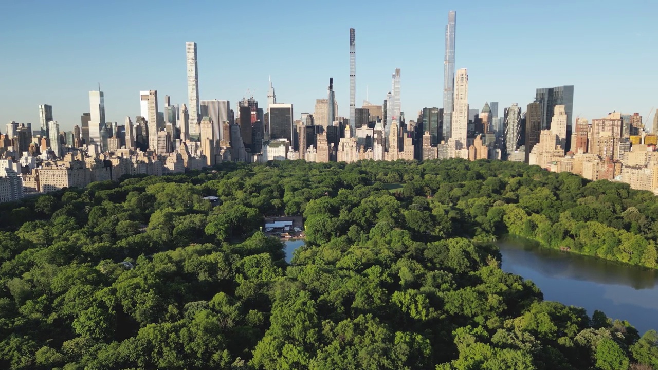 无人机拍摄的中央公园和亿万富翁街在美国纽约市视频素材