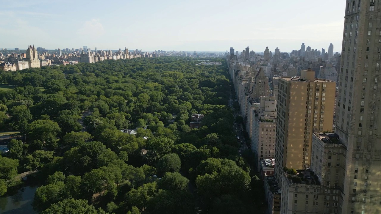 飞越中央公园和第五大道，曼哈顿，美国纽约视频下载