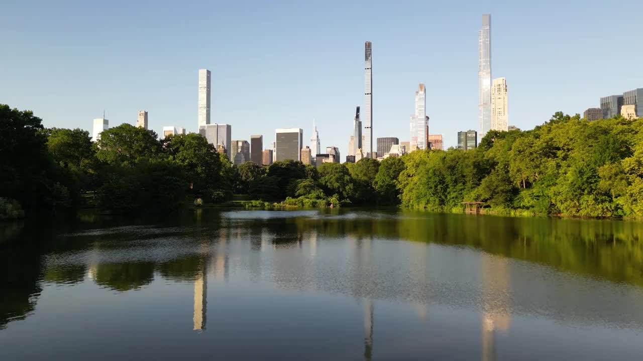 美国纽约曼哈顿中央公园的湖泊鸟瞰图视频下载