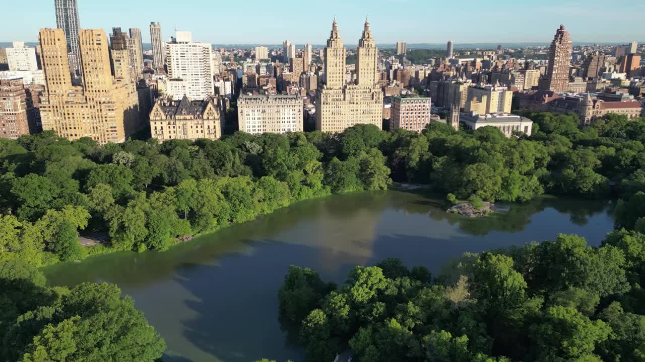 空中拍摄的湖在中央公园，曼哈顿，纽约，美国视频素材