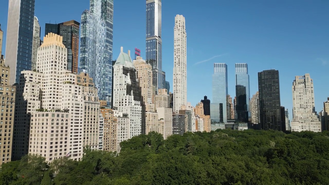 纽约曼哈顿“中央公园大厦”住宅楼航拍图视频下载