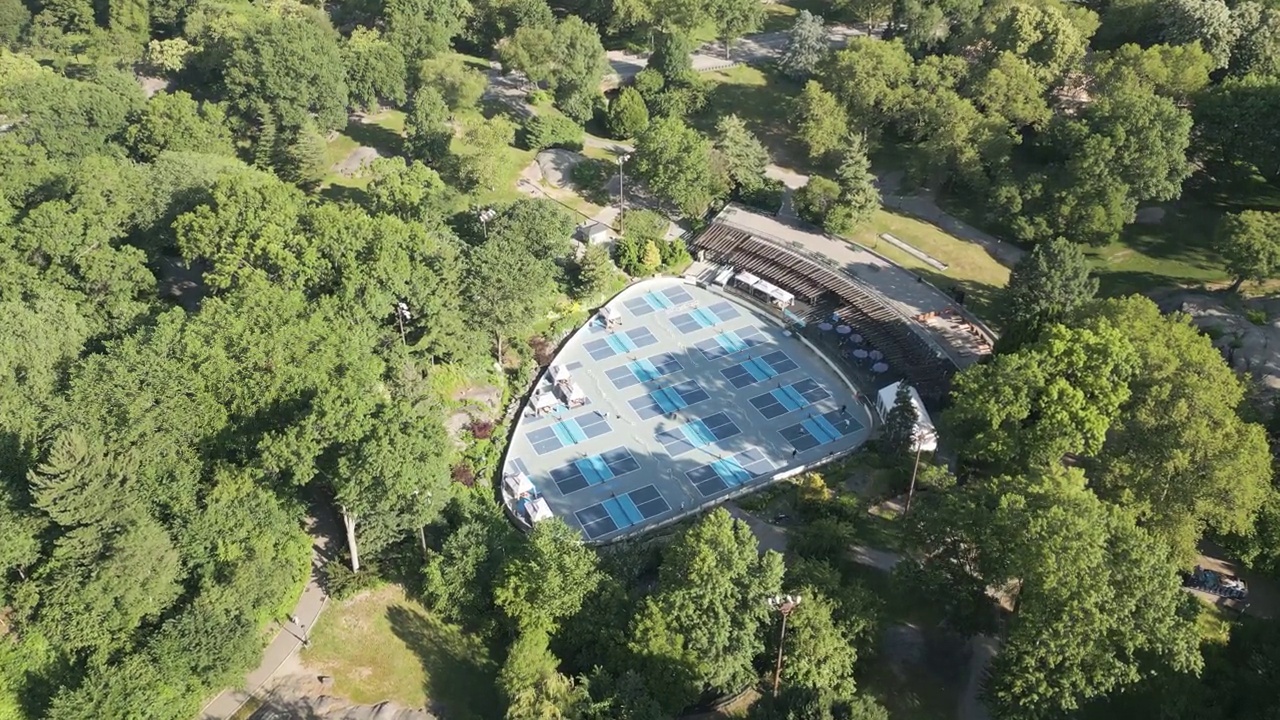 纽约中央公园夏季“沃尔曼溜冰场”鸟瞰图视频素材