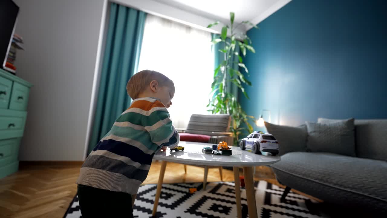 幼儿在舒适的客厅里的桌子上玩玩具。视频素材