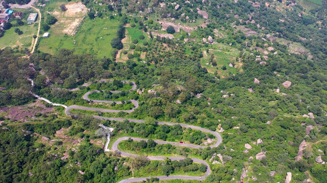 在DevarayanaDurga山上，弯弯曲曲的道路视频下载