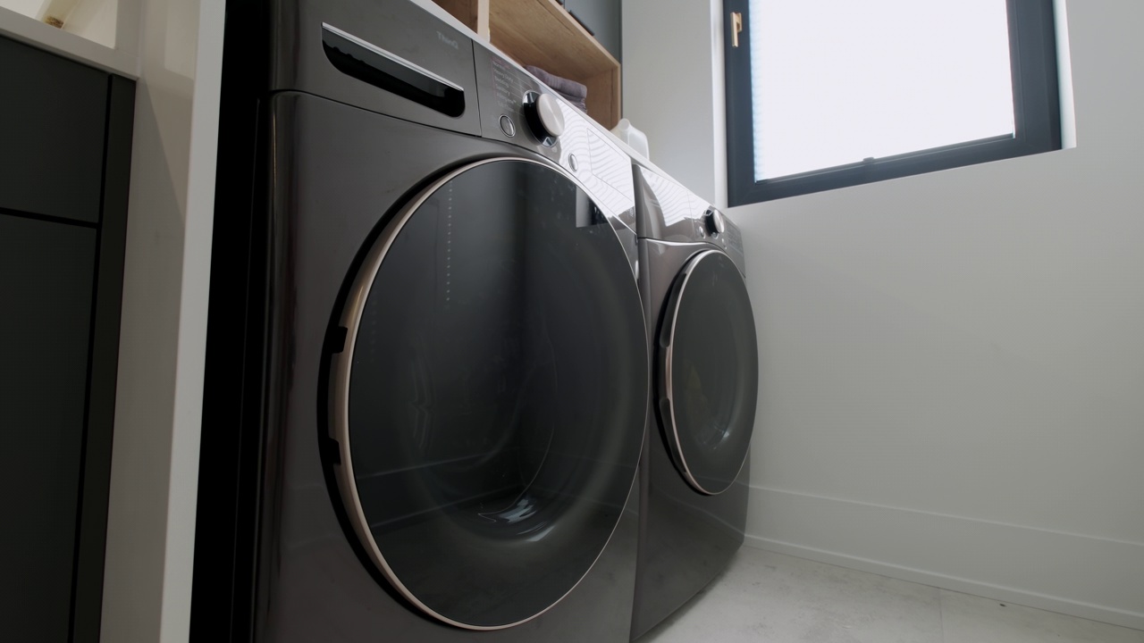现代洗衣房的元素。移动相机视频素材