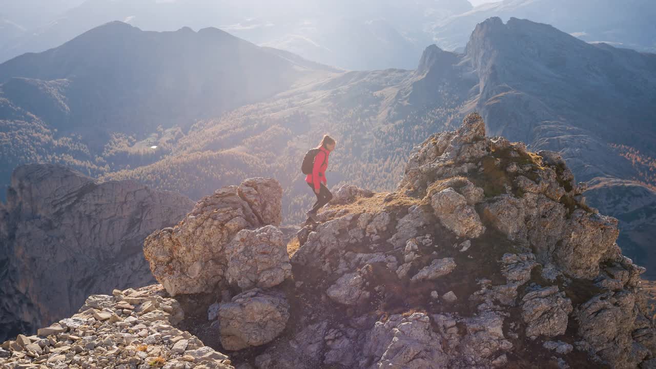 女徒步旅行者征服山路，从山顶欣赏令人敬畏的景色视频下载