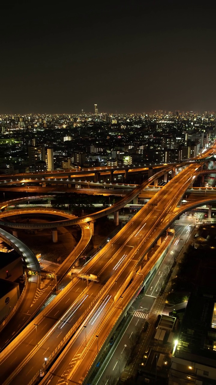 日落时高速公路交汇处的大阪天际线(垂直延时/缩小)视频下载