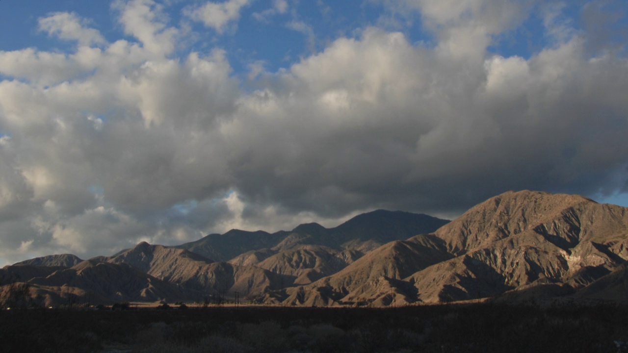 延时2022:延时风暴云穿越加州山脉。视频下载