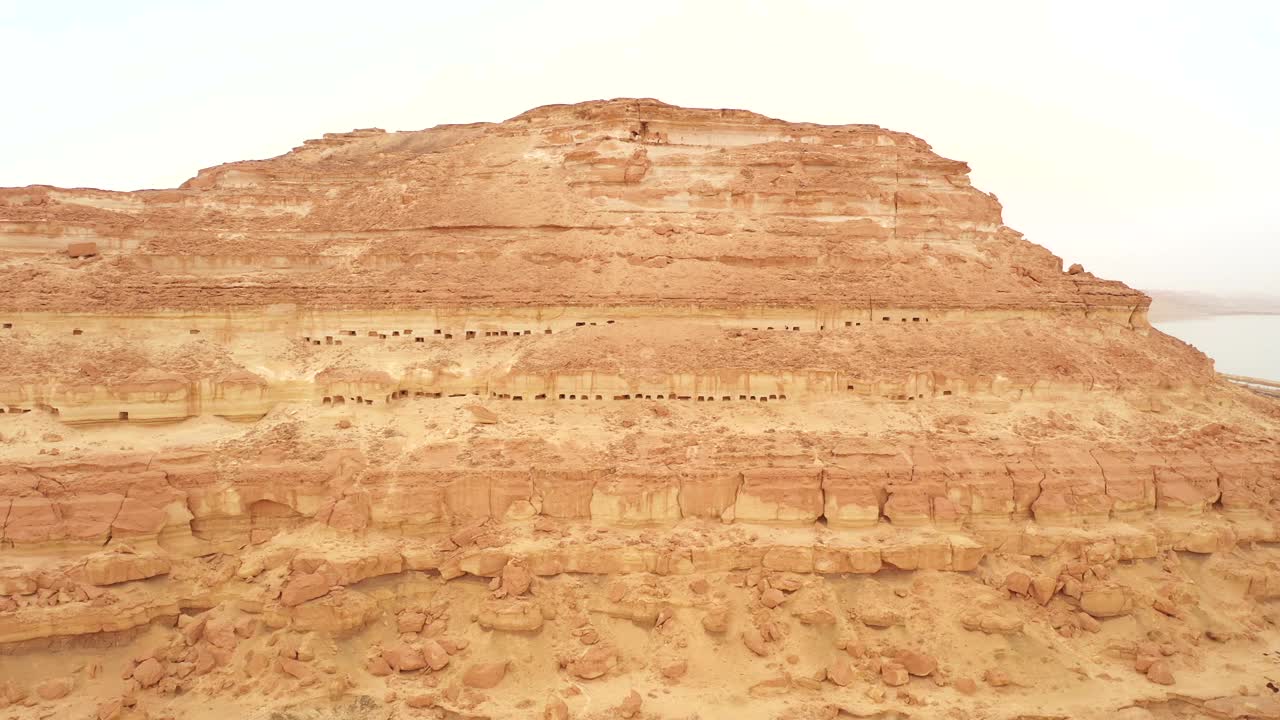 在埃及锡瓦绿洲迷人的风景中，一位无畏的单身女性旅行者开始了一项探索，以揭开隐藏在山腰上的被掠夺的坟墓。视频下载