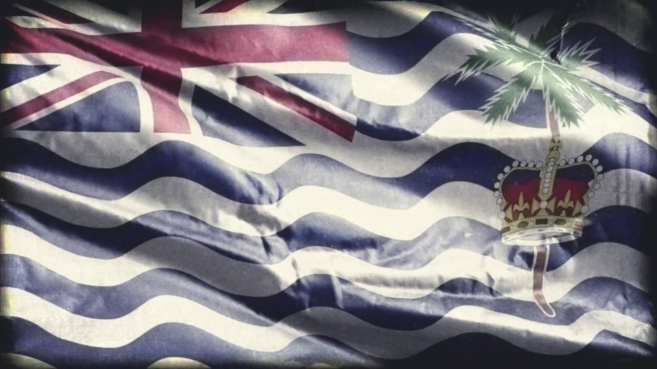 复古的英属印度洋领地旗帜迎风飘扬。古老的旗帜在微风中摇曳。无缝循环。视频下载