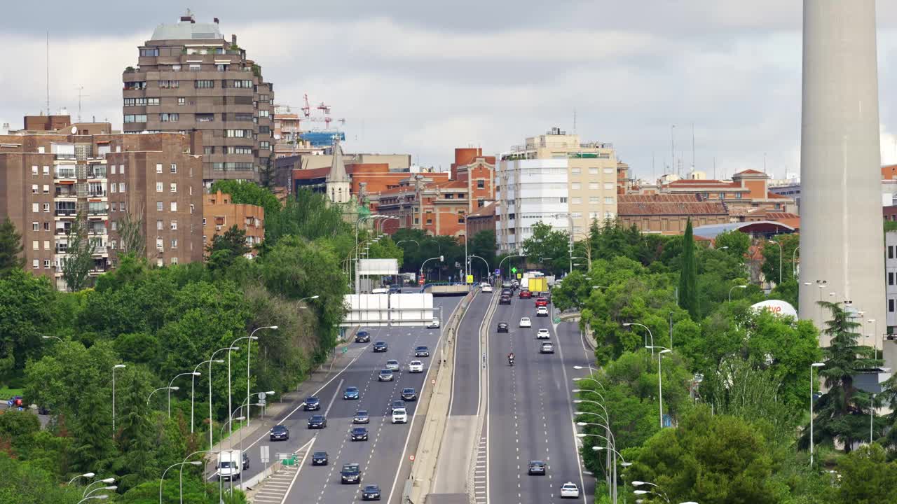 马德里的城市景观，在城市的中心有一个叫做皮鲁利的巨大的通讯塔。视频下载