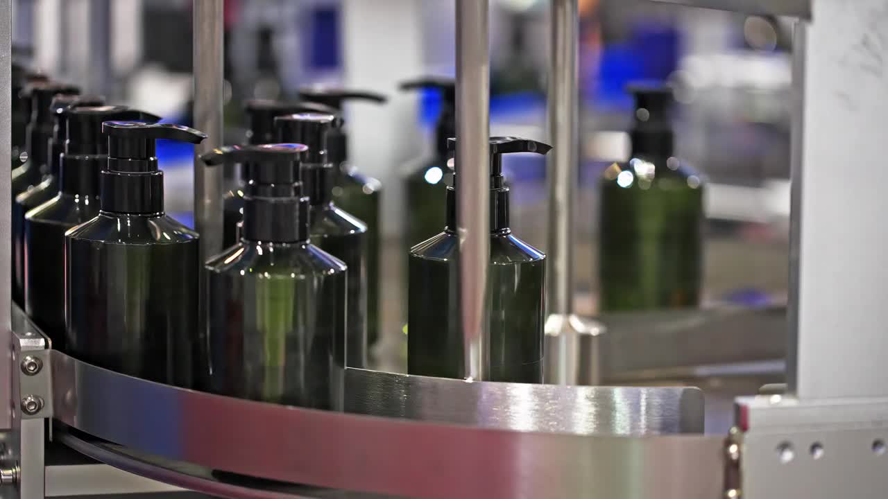 现代化妆瓶厂自动化生产线。视频下载