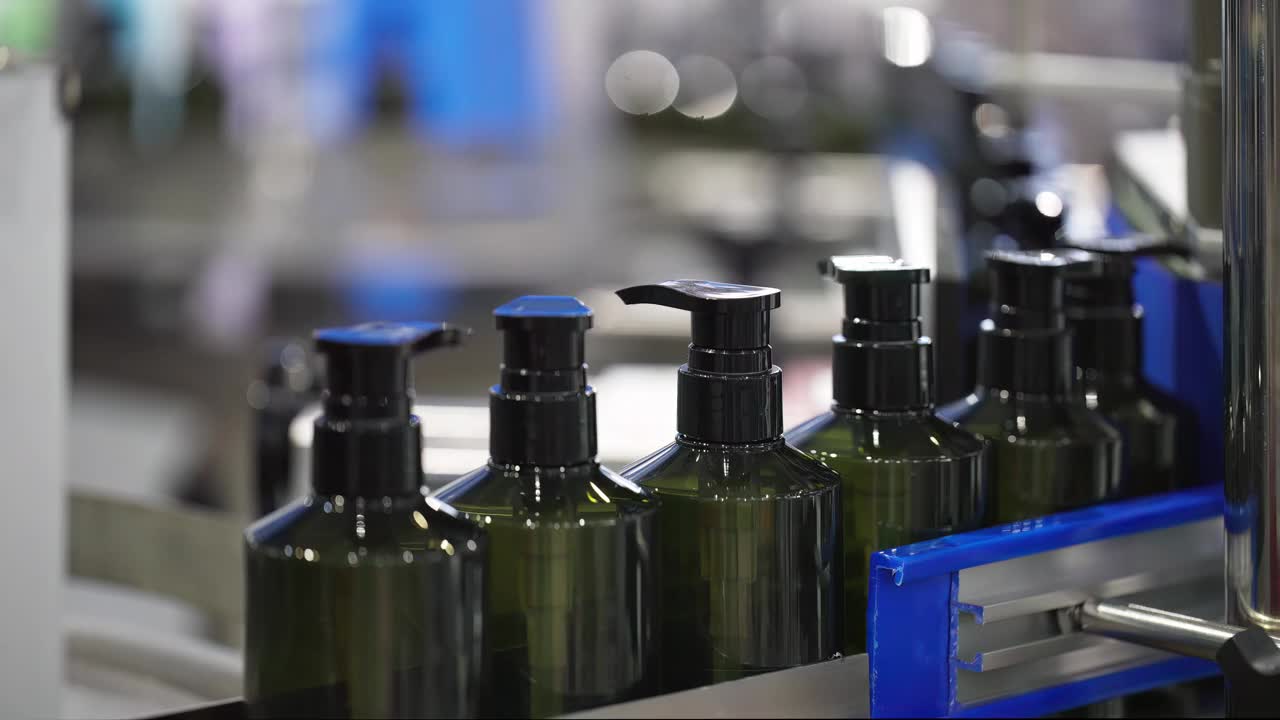 现代化妆瓶厂自动化生产线。视频下载