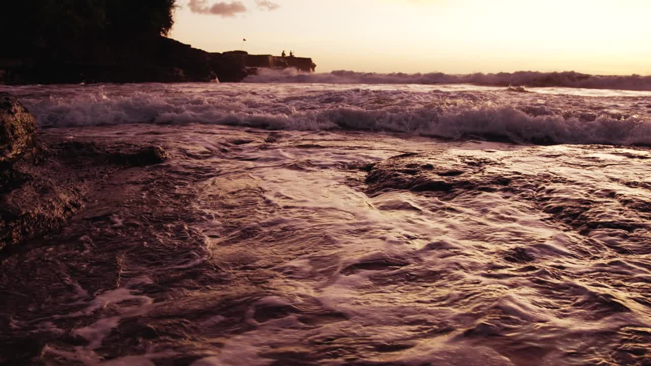 夏季景观的海洋沙滩自然和水纹理特写。黄昏中岩石海岸风暴海浪的狂野运动。户外大风天气涨潮全景图(黄色)视频素材