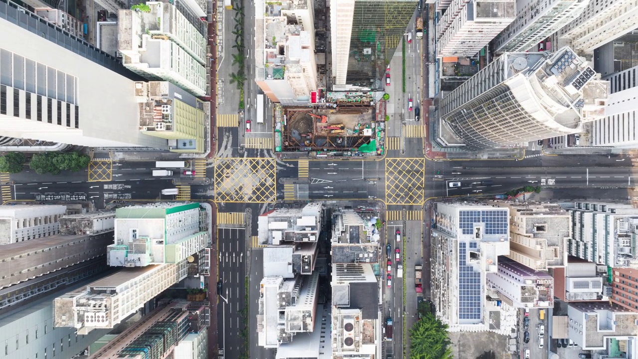 香港市区道路交叉路口的超延时行车图。无人机航拍俯视图向上飞行。亚洲人的生活方式，亚洲城市生活或公共交通的概念视频下载