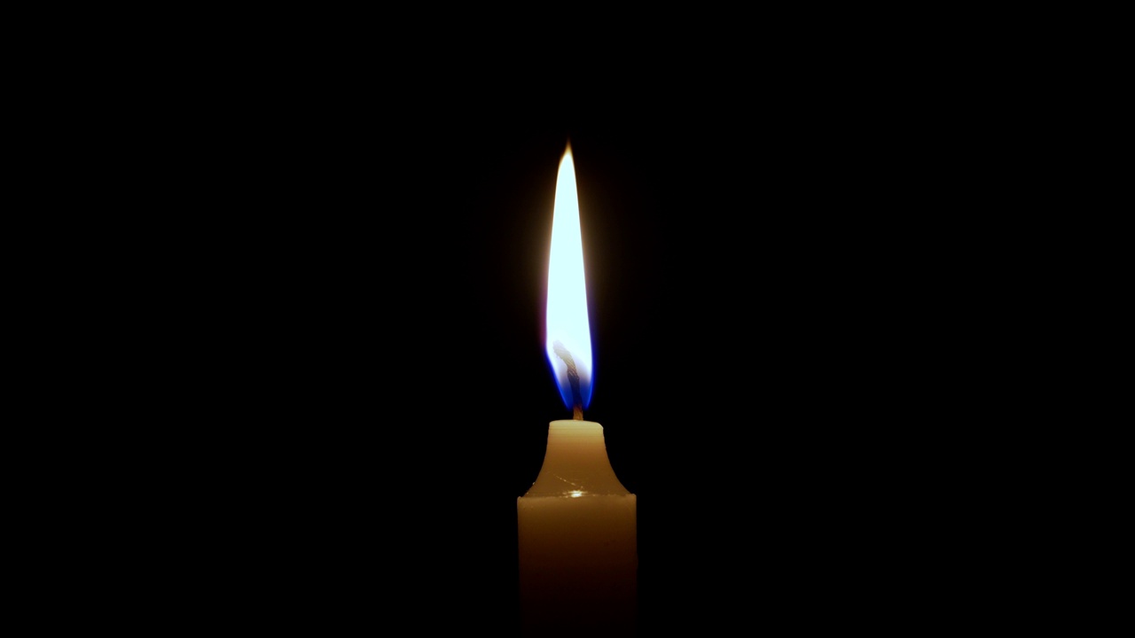 一支蜡烛燃烧着明亮的火焰。视频下载