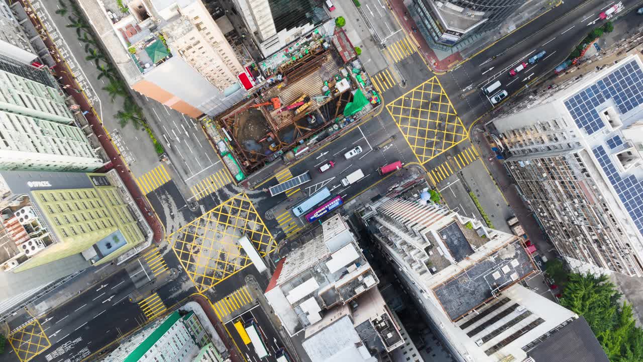 香港市区道路交叉路口的超延时行车图。无人机航拍俯视图向上飞行。亚洲人的生活方式，亚洲城市生活或公共交通的概念视频下载