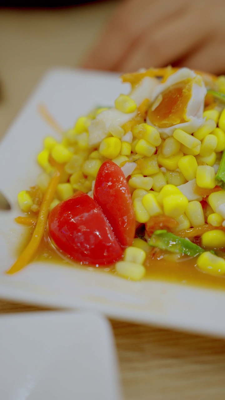 泰式玉米沙拉中的一勺咸蛋黄，街头小吃视频下载