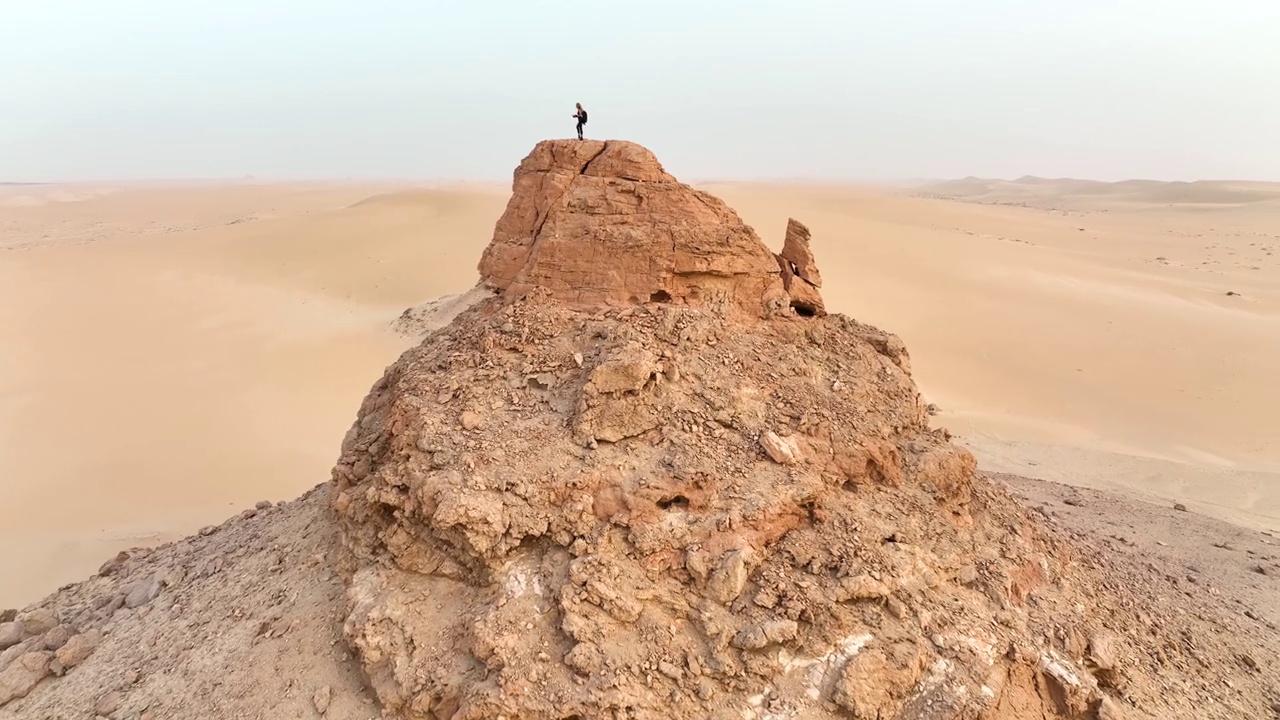 一个独自旅行者探索埃及的西部沙漠。视频下载