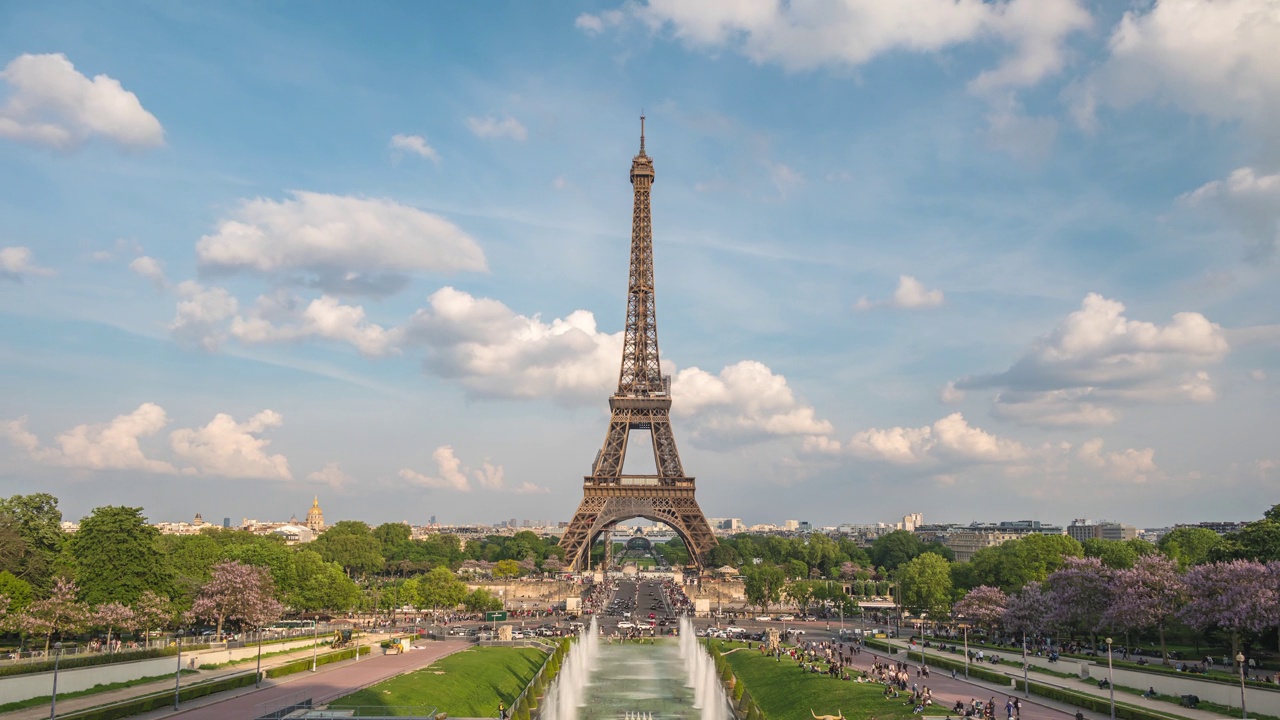 法国巴黎延时4K，埃菲尔铁塔和特罗卡德罗花园的城市天际线延时视频下载