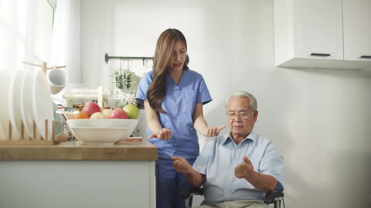居家保健:亚洲老年男子在护士的帮助下进行物理治疗视频下载