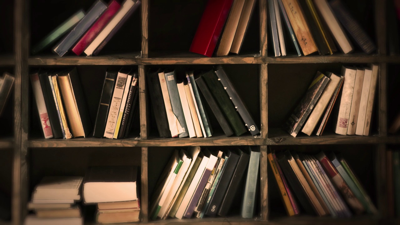 棕色书籍的书架档案复古图书馆。变焦视频下载