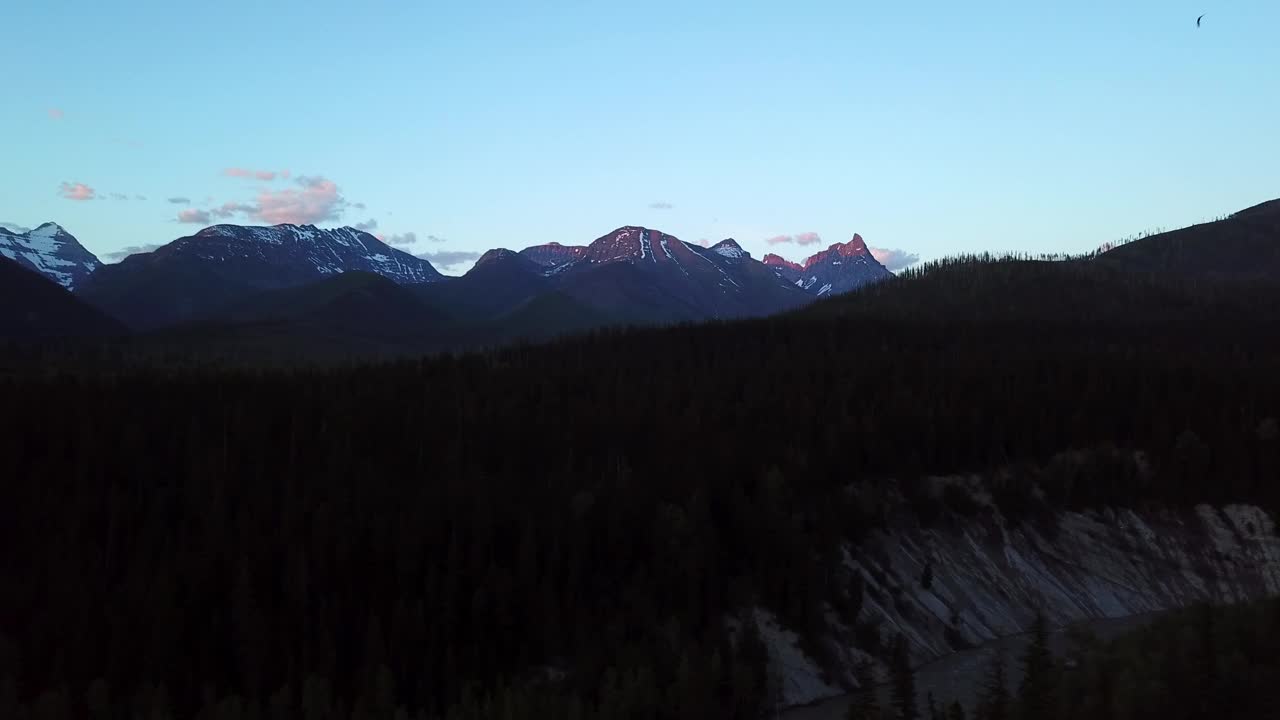 空中平移拍摄美丽的风景对天空在日落-比林斯，蒙大拿州视频素材
