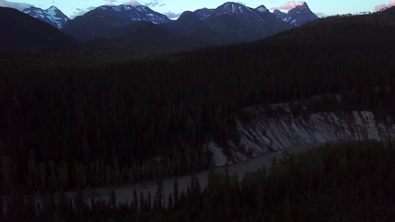 空中倾斜拍摄的风景与山对天空在日落-比林斯，蒙大拿州视频素材