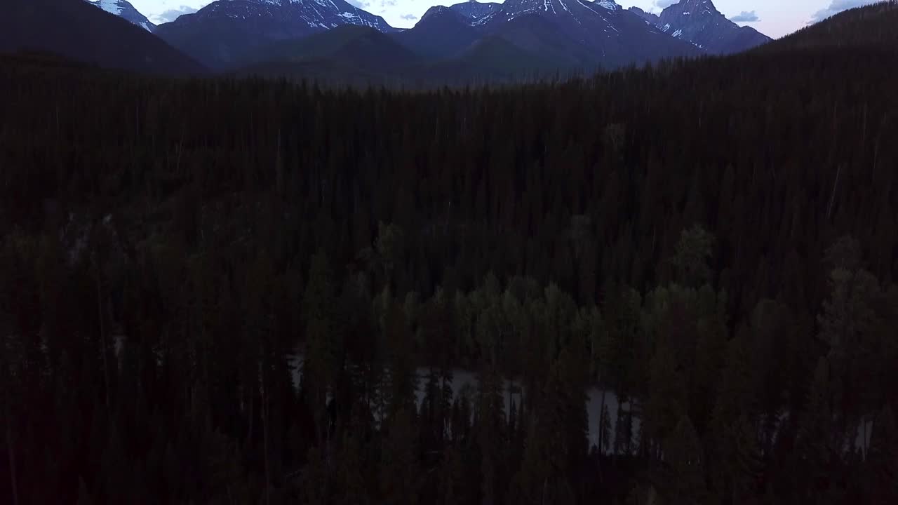 空中倾斜拍摄的景观和山脉对天空在日落-比林斯，蒙大拿州视频素材