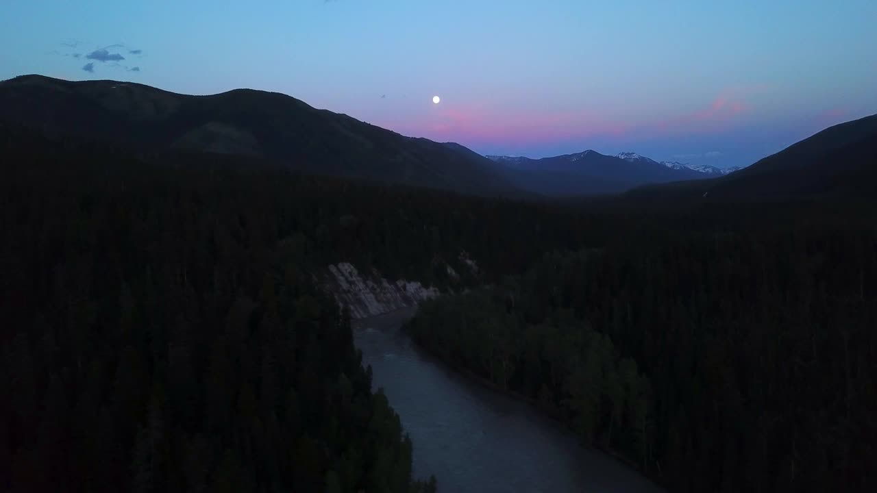在日落期间，比林斯，蒙大拿州，在风景优美的天空中航拍河流视频素材
