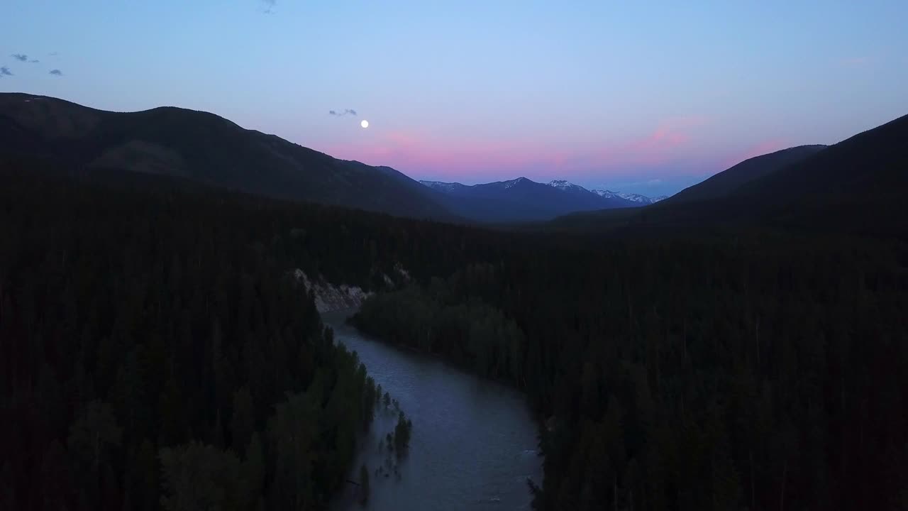 空中向后拍摄的田园诗般的河流景观对天空在日落-比林斯，蒙大拿州视频素材
