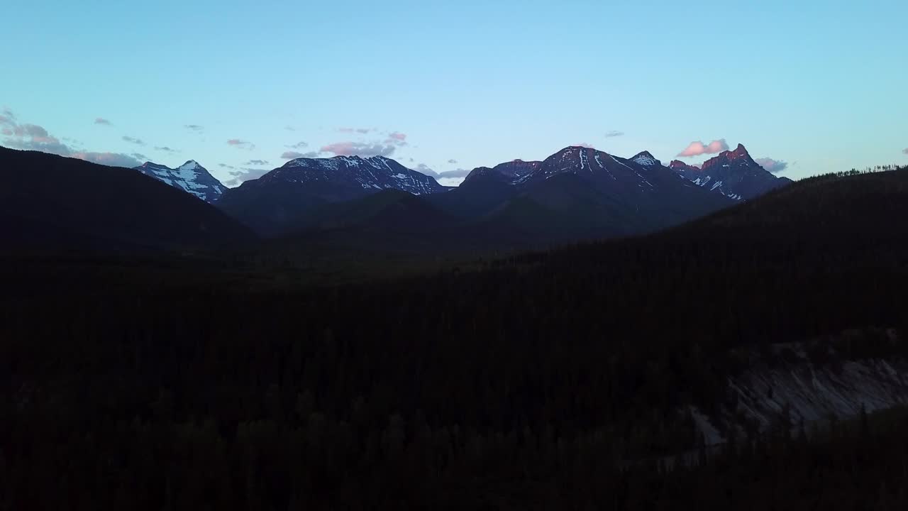 空中平移拍摄美丽的风景与山在日落期间的背景-比林斯，蒙大拿州视频素材