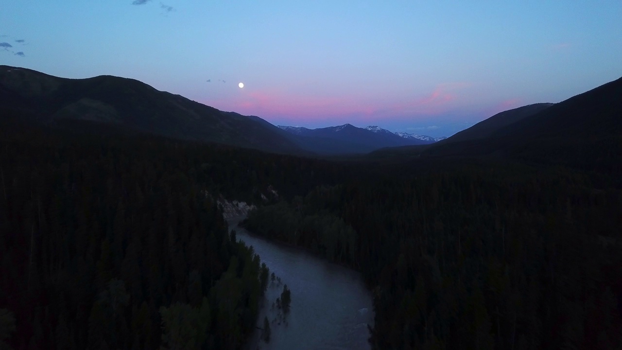 空中向前拍摄的田园诗般的河流景观对天空在日落-比林斯，蒙大拿州视频素材