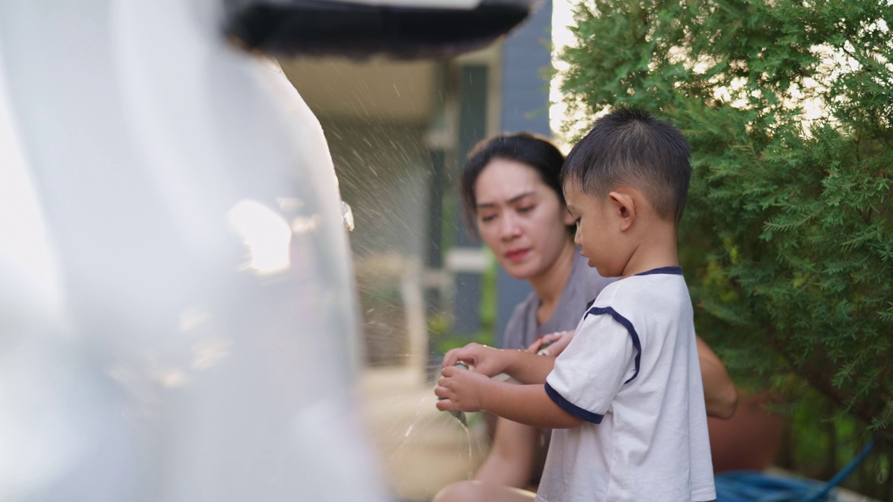 小男孩和妈妈一起洗车视频下载