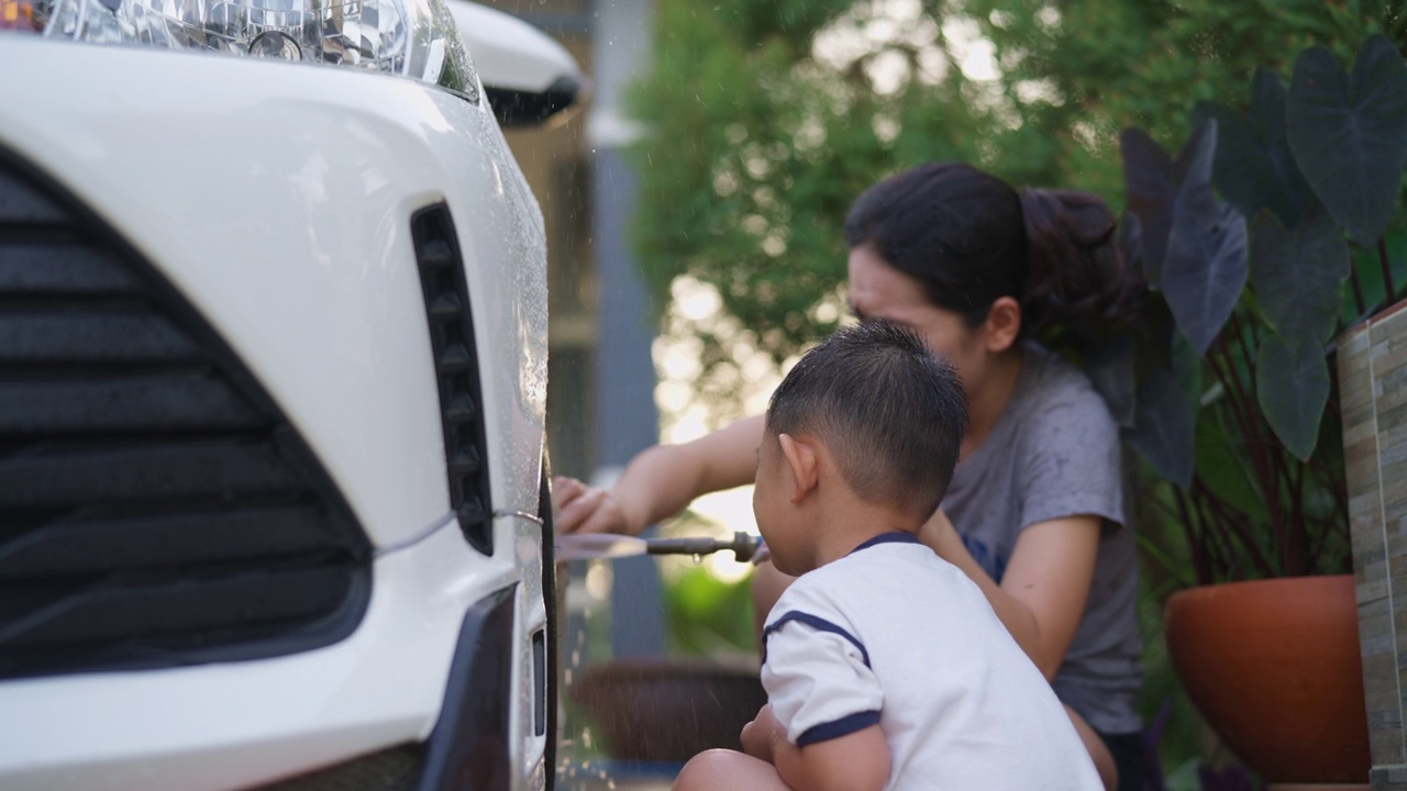 小男孩和妈妈一起洗车视频下载