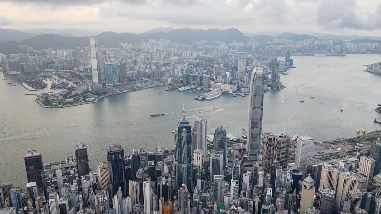 香港岛市景，无人机航拍昼夜超缩延时。金融区摩天大楼林立，维多利亚港的船舶运输。亚洲旅游旅游地标视频下载