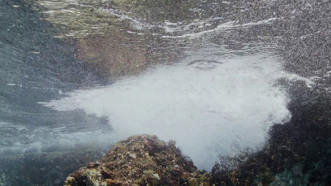 海浪冲击海岸线的水下景观视频下载