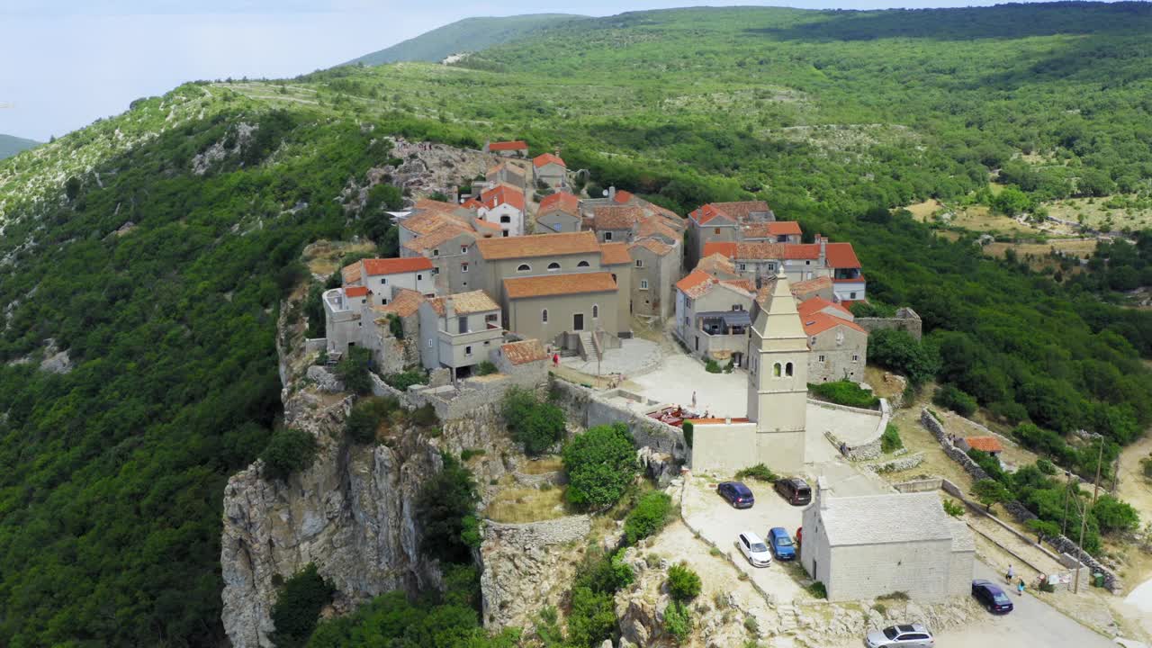 卢本尼斯的鸟瞰图，它是克罗地亚亚得里亚海克雷斯岛上的一个山顶小镇视频下载