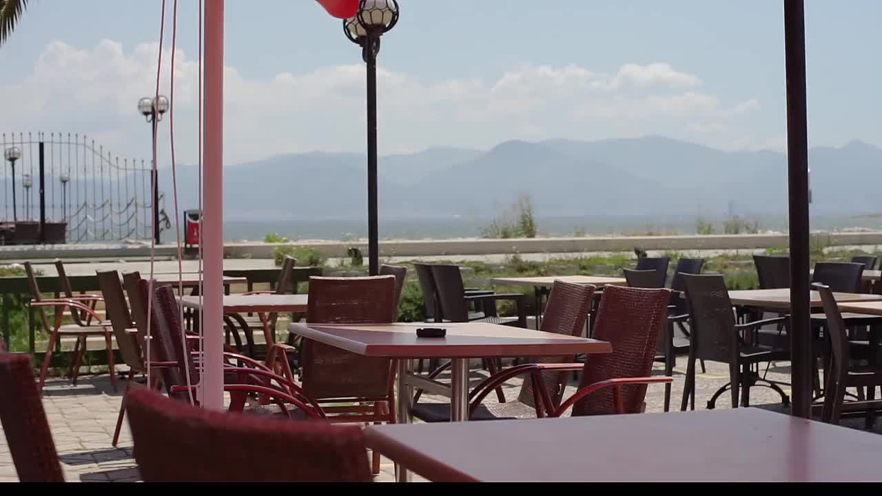 风下自助餐厅的空桌子视频素材
