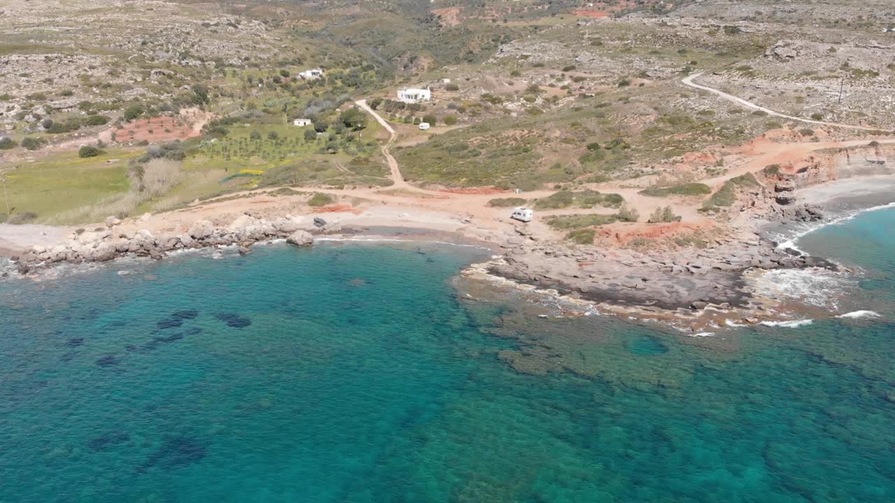 空中美丽的海滩和水湾在希腊壮观的海岸线。碧蓝透明的海水，独特的岩石悬崖，希腊夏季旅游首选目的地伯罗奔尼撒半岛视频下载