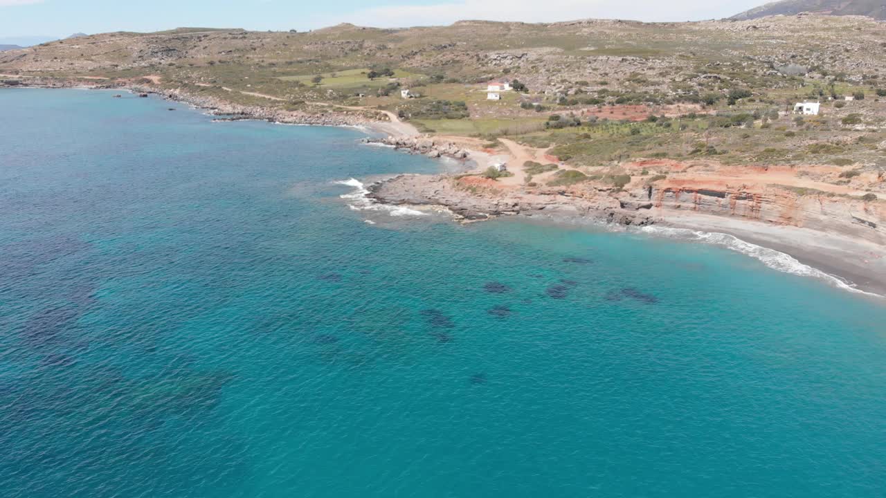 空中美丽的海滩和水湾在希腊壮观的海岸线。碧蓝透明的海水，独特的岩石悬崖，希腊夏季旅游首选目的地伯罗奔尼撒半岛视频下载