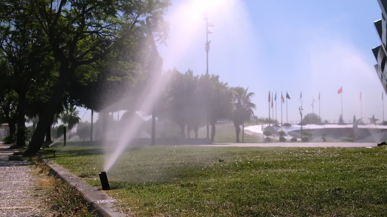 草坪洒水喷头视频素材