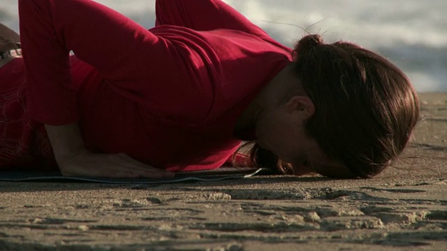 年轻女子在海边练习瑜伽视频下载