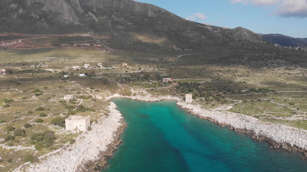 空中美丽的海滩和水湾在希腊壮观的海岸线。碧蓝透明的海水，独特的岩石悬崖，希腊夏季旅游首选目的地伯罗奔尼撒半岛视频素材