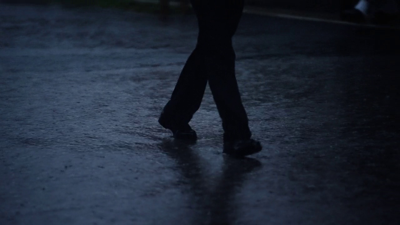 一个人在雨中行走的特写视频下载
