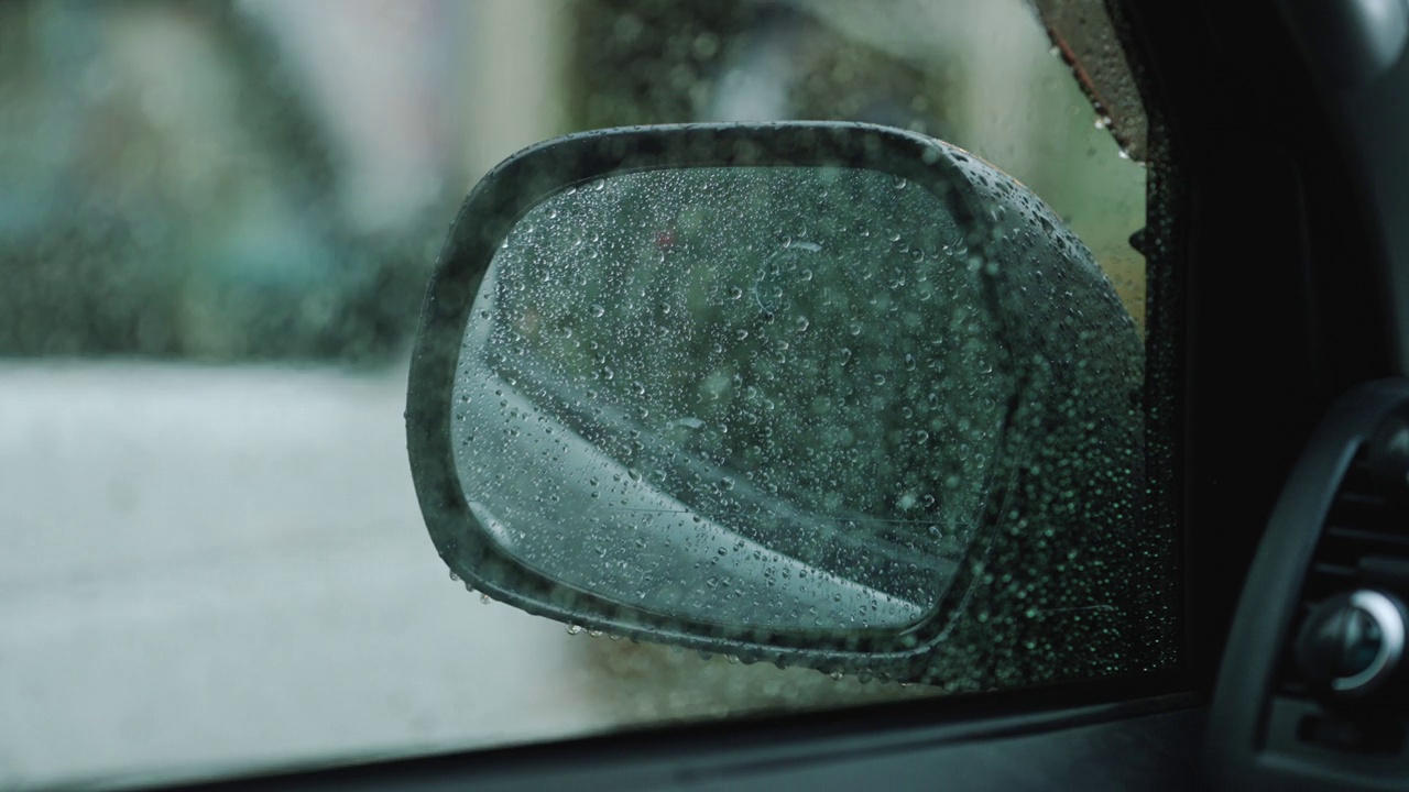 水滴在汽车玻璃上视频下载
