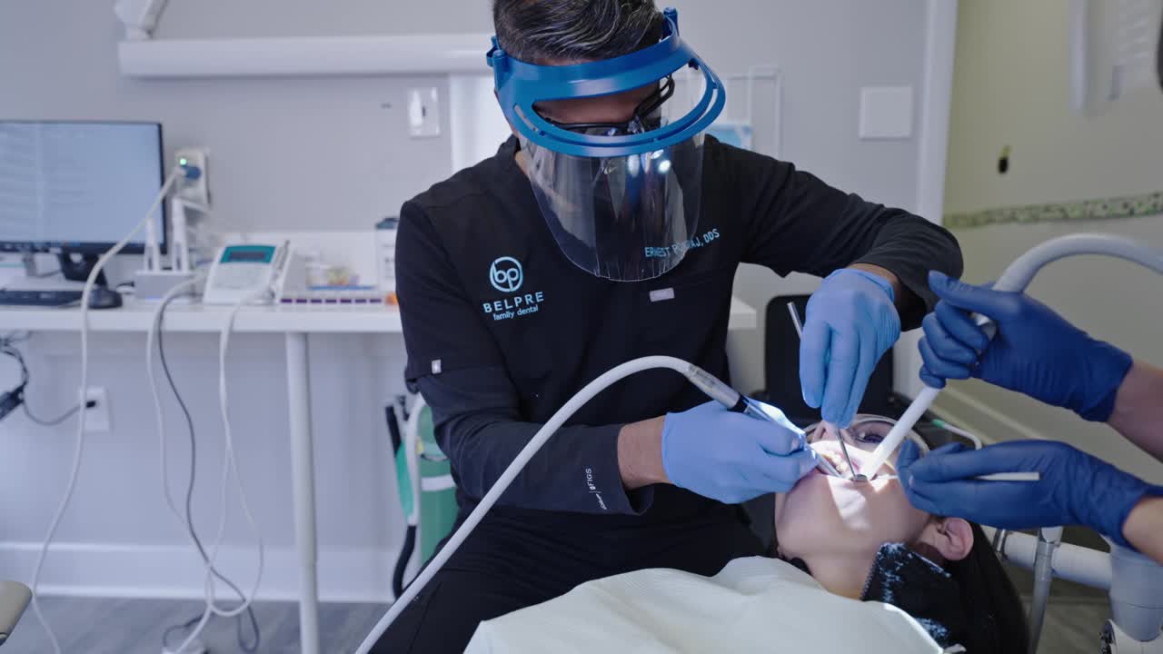 牙医为病人做牙科手术视频下载